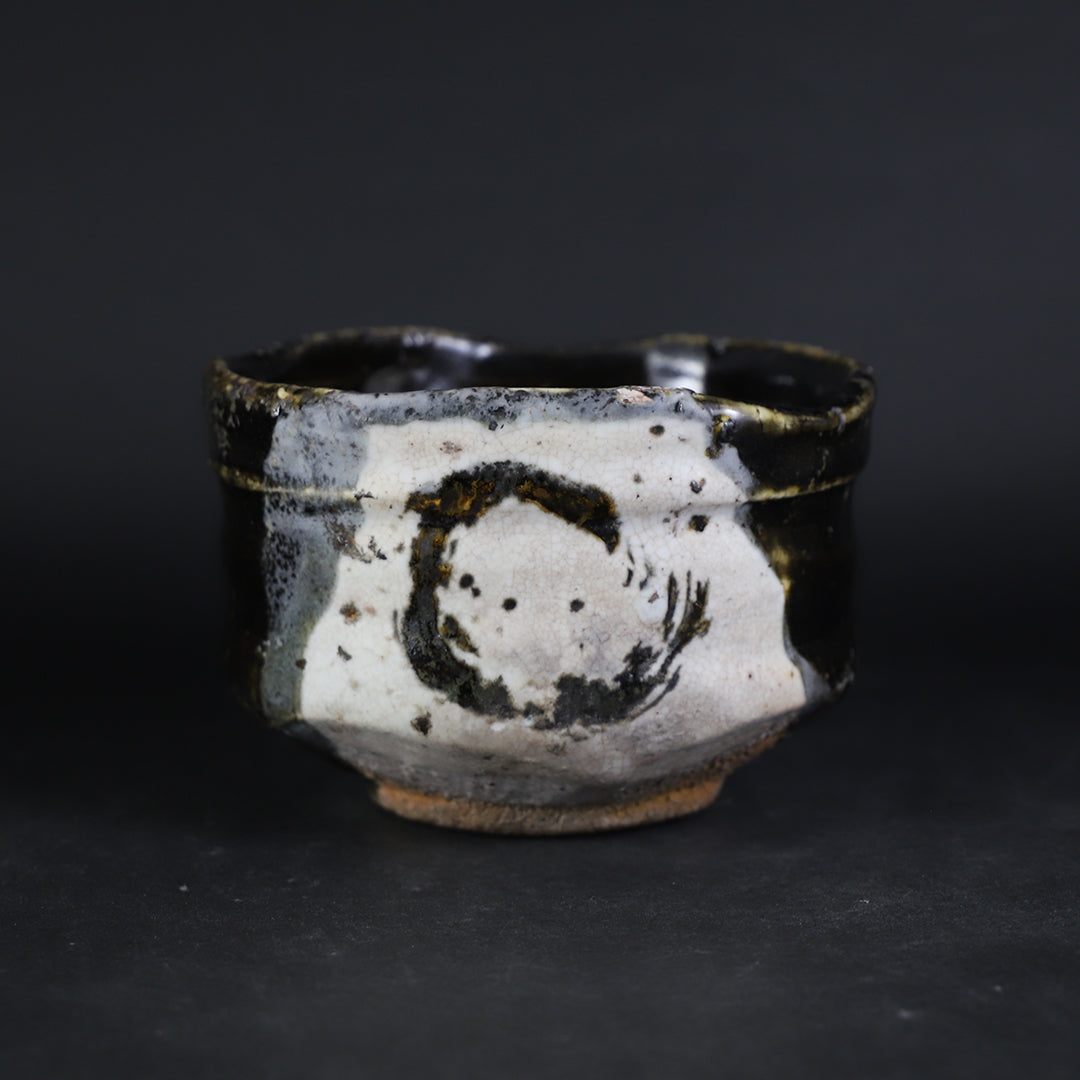岡本作礼 作 黒織部唐津茶碗 No.5 – ギャラリー一番館オンラインショップ