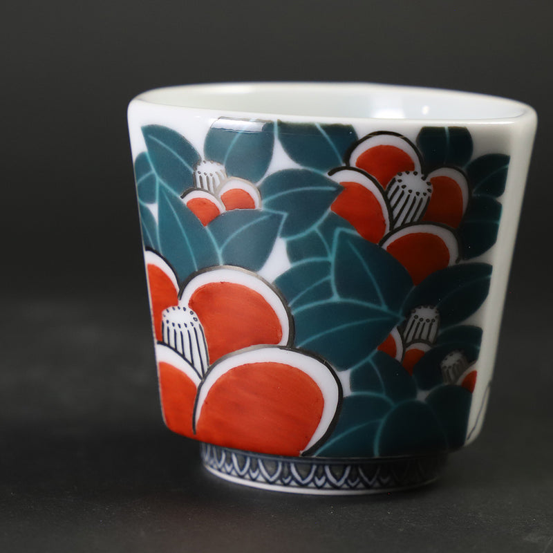 A sake cup with a snowflake design and a camellia motif, made by the 14th generation Imaizumi Imaemon