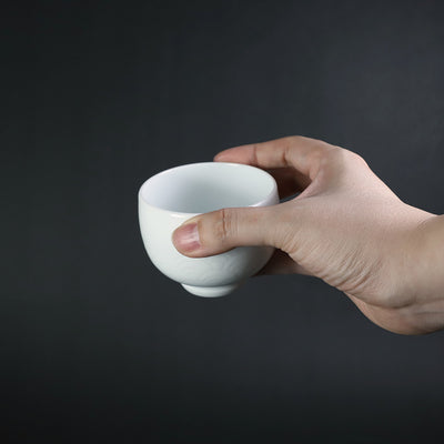 Manji Inoue's work, white porcelain sake cup with blue sea wave pattern (large)