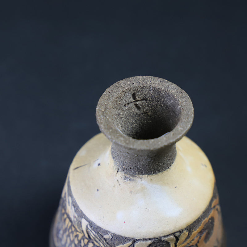 十四代中里太郎右衛門　作　唐津墨雲掻落し馬上杯