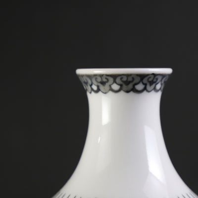 14th generation Imaizumi Imaemon Vase with fruit design