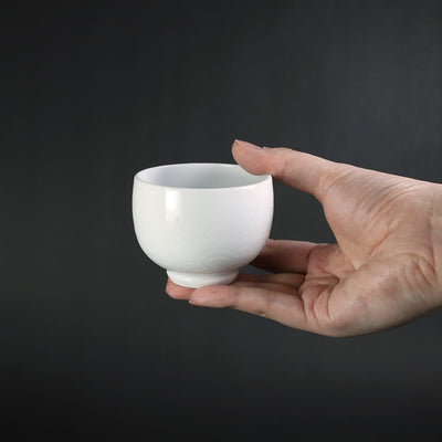 Manji Inoue's work, white porcelain sake cup with blue sea wave pattern (large)