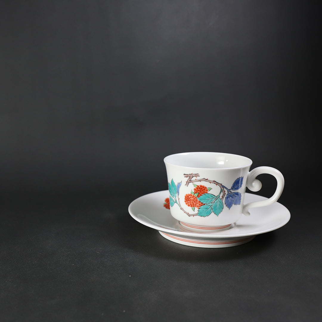 十五代酒井田柿右衛門 作 濁手苺文珈琲碗 – ギャラリー一番館