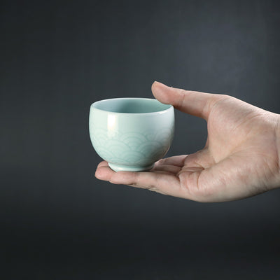 Manji Inoue's work, blue and white porcelain sake cup with blue sea wave pattern (large)