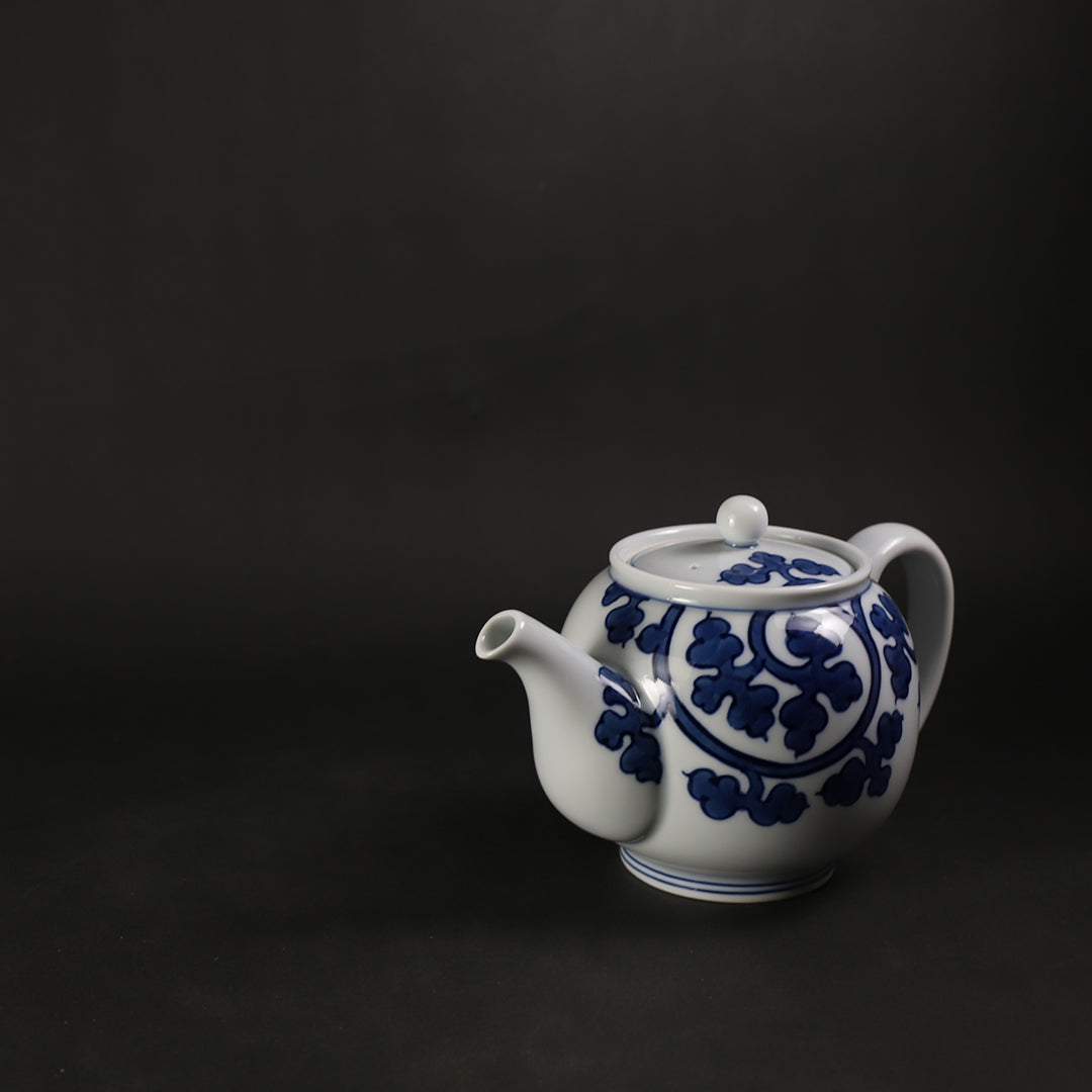 源右衛門窯 染付唐草文後手急須 – ギャラリー一番館オンラインショップ