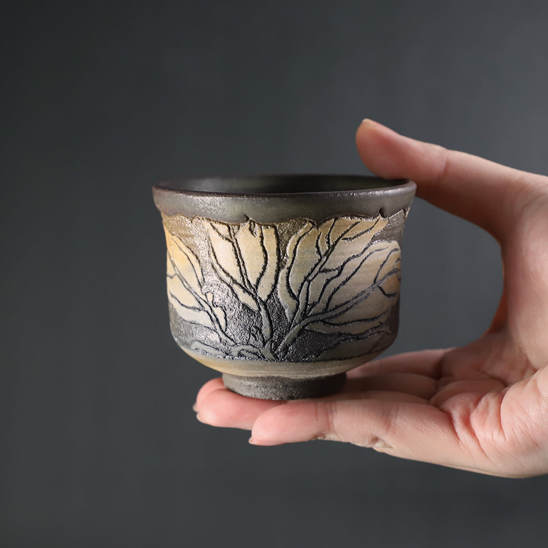 十四代中里太郎右衛門 作 唐津墨雲掻落しぐい呑 – ギャラリー一番館