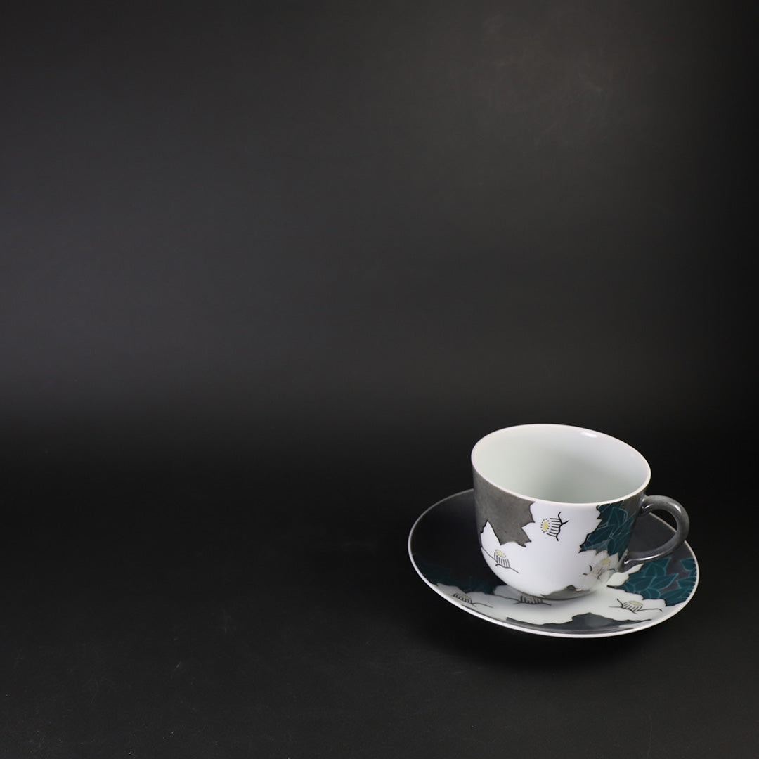 十四代今泉今右衛門 作 色絵雪花薄墨墨はじき椿文碗皿 – ギャラリー一