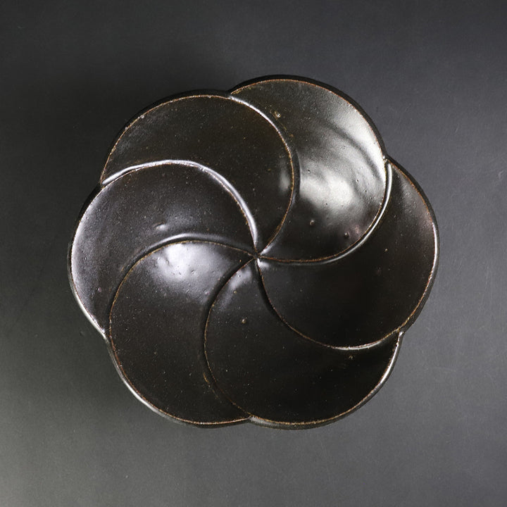 黒唐津輪花9Φ皿　岡本作礼作 黒唐津輪花9Φ皿 岡本作礼作 黒唐津輪花9Φ皿 岡本作礼作 黒唐津輪