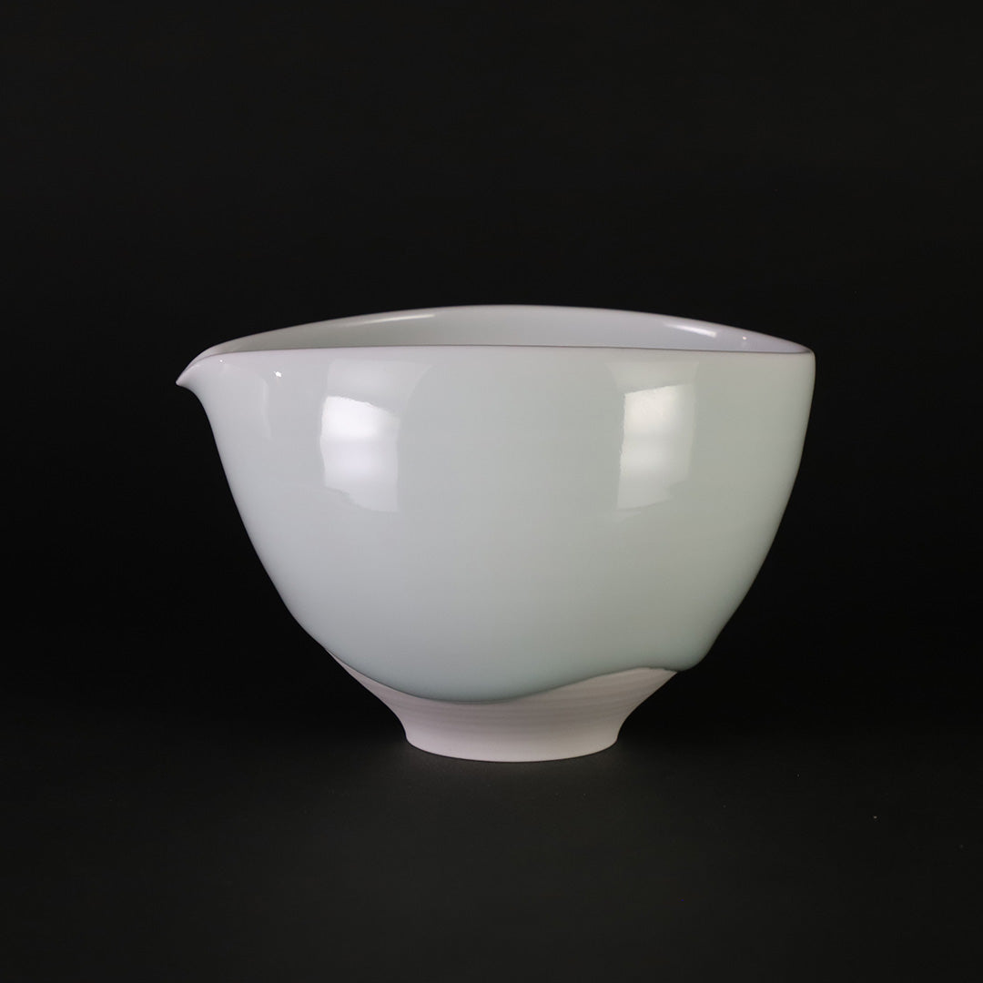 百田暁生 作 有田焼 花瓶 青白磁 椿紋 高さ約28.5cm 共箱