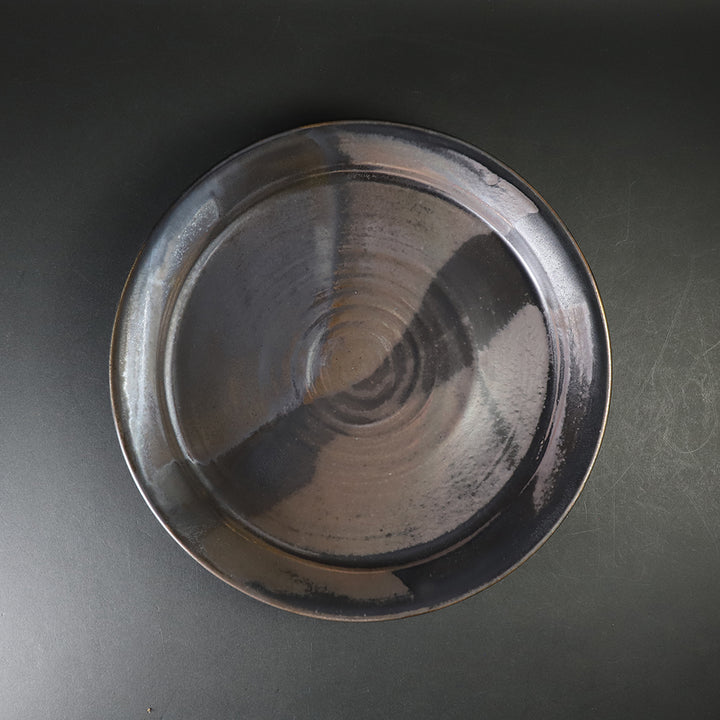 土屋由起子 作 窯変黒唐津平皿1 – ギャラリー一番館オンラインショップ