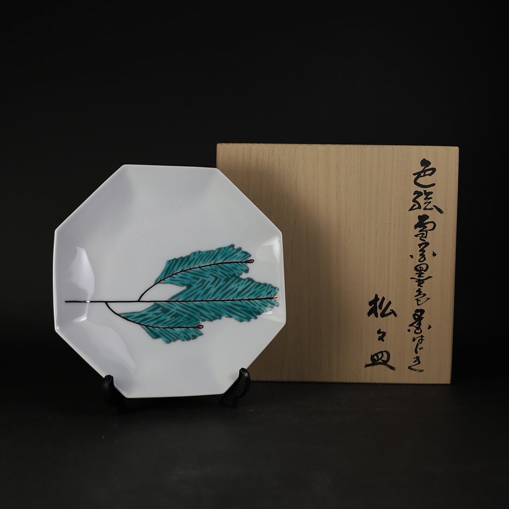 十四代今泉今右衛門 作 色絵雪花墨色墨はじき松文皿 – ギャラリー一