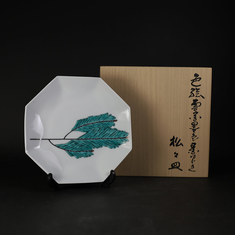 十四代今泉今右衛門　作　色絵雪花墨色墨はじき松文皿