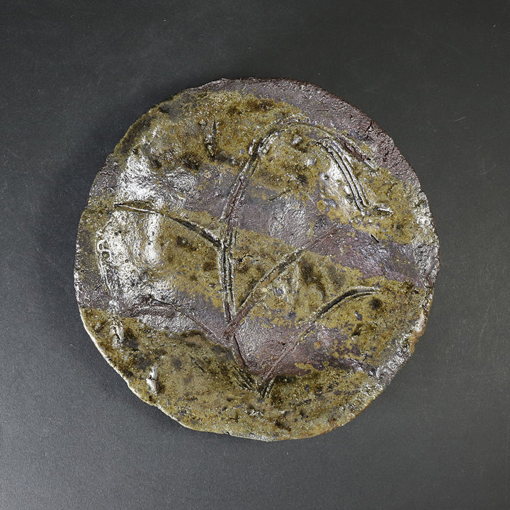 丸田雄 作 唐津伊羅保刷毛目平皿 No.16 – ギャラリー一番館オンライン