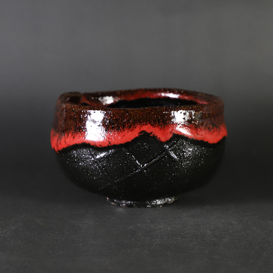 十四代中里太郎右衛門 作 叩き唐津黒紅茶盌 – ギャラリー一番館
