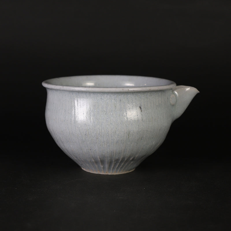 岡本修一　作　青白磁鎬片口