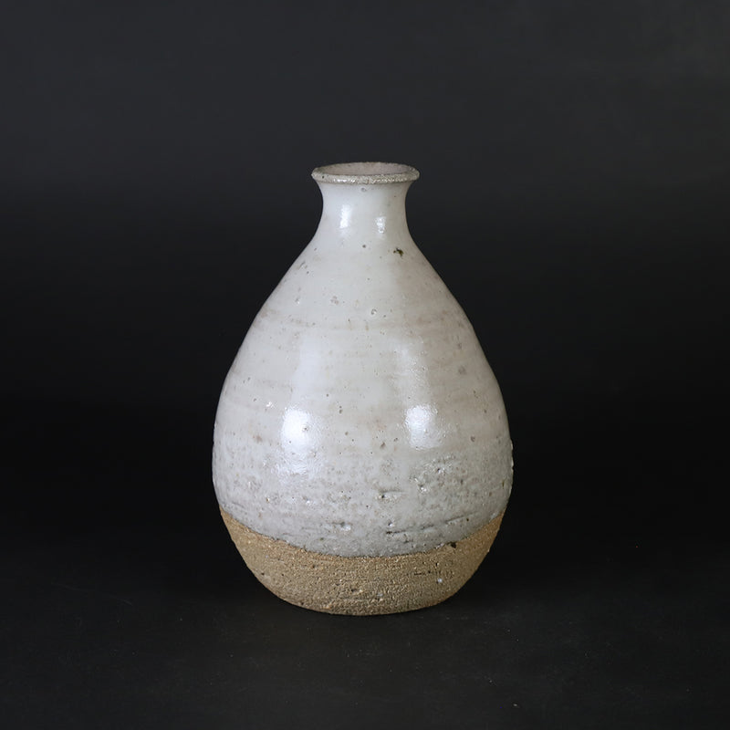 Madara Karatsu sake bottle made by the 14th generation Nakazato Tarouemon