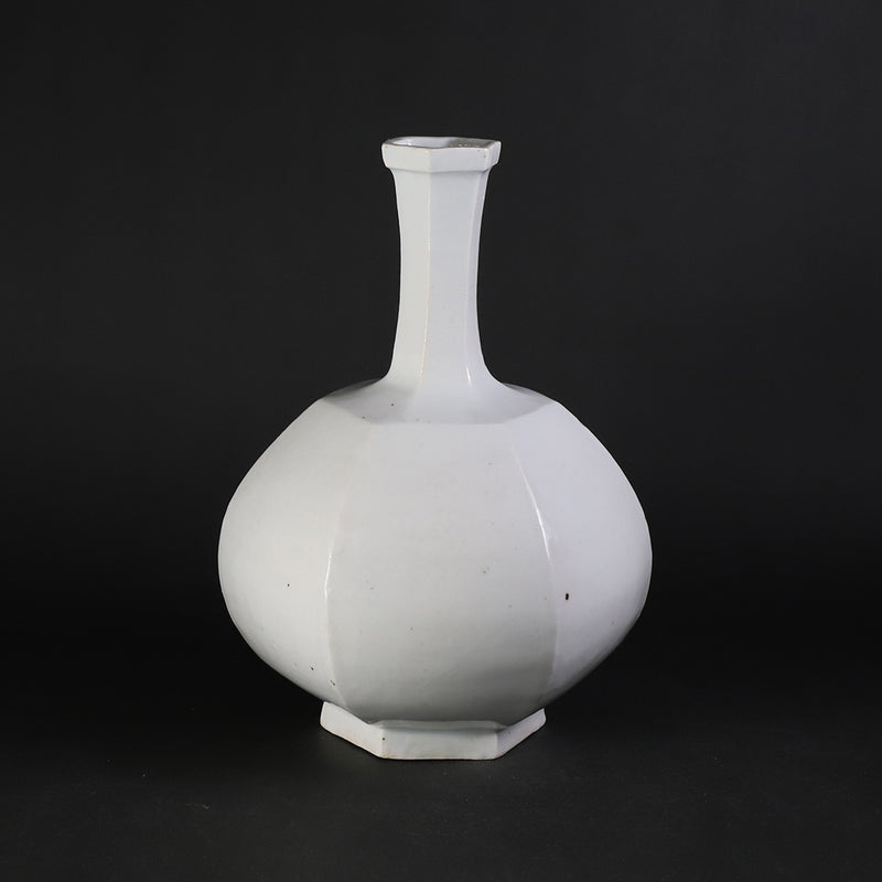 White porcelain vase No.11 by Naoto Yano