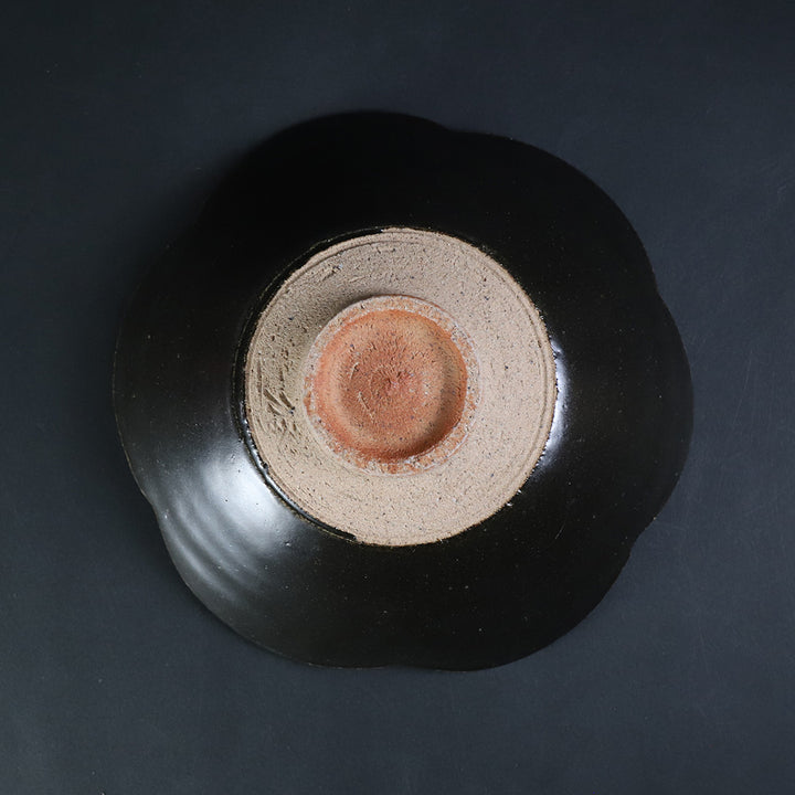 岡本修一 作 黒唐津輪花皿 – ギャラリー一番館オンラインショップ