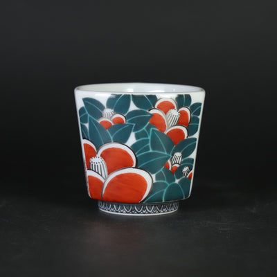 A sake cup with a snowflake design and a camellia motif, made by the 14th generation Imaizumi Imaemon