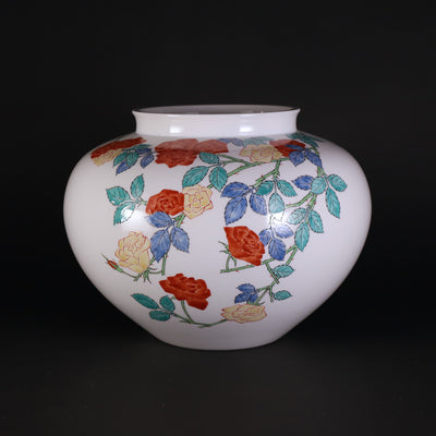 A vase with a rose motif made by the 15th generation Sakaida Kakiemon