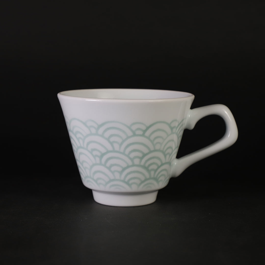 井上萬二 作 白磁緑青海波文珈琲碗 – ギャラリー一番館オンラインショップ