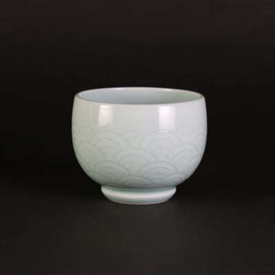 Manji Inoue's work, blue and white porcelain sake cup with blue sea wave pattern (large)