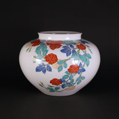 A vase with a rose motif made by the 15th generation Sakaida Kakiemon