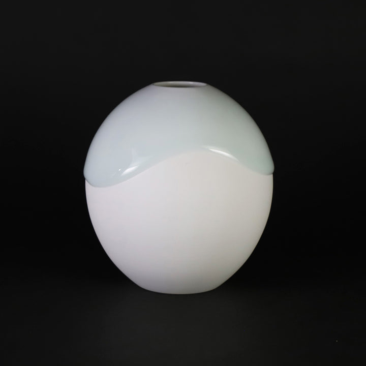 Blue porcelain vase by Akio Momota – ギャラリー一番館オンライン