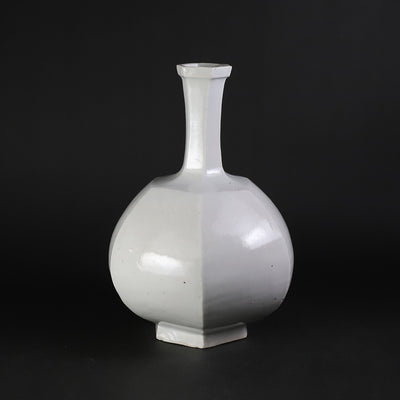 White porcelain vase No.11 by Naoto Yano