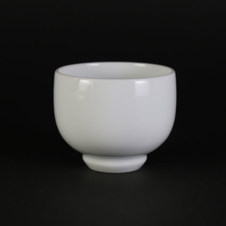 井上萬二 作 白磁緑釉辛夷彫文ぐい呑(小) – ギャラリー一番館