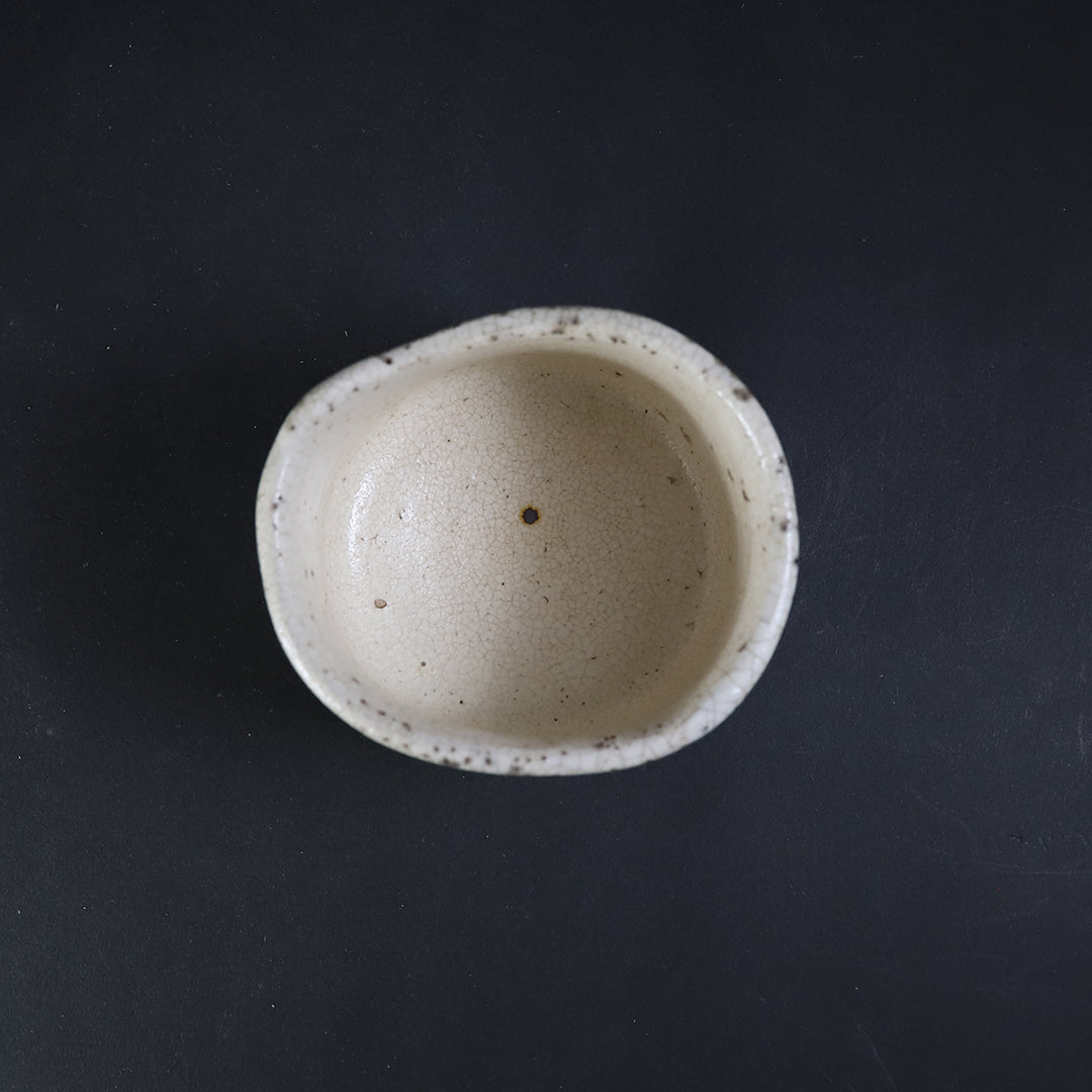 内村慎太郎 作 粉引割高台ぐい呑 No.79 – ギャラリー一番館オンライン