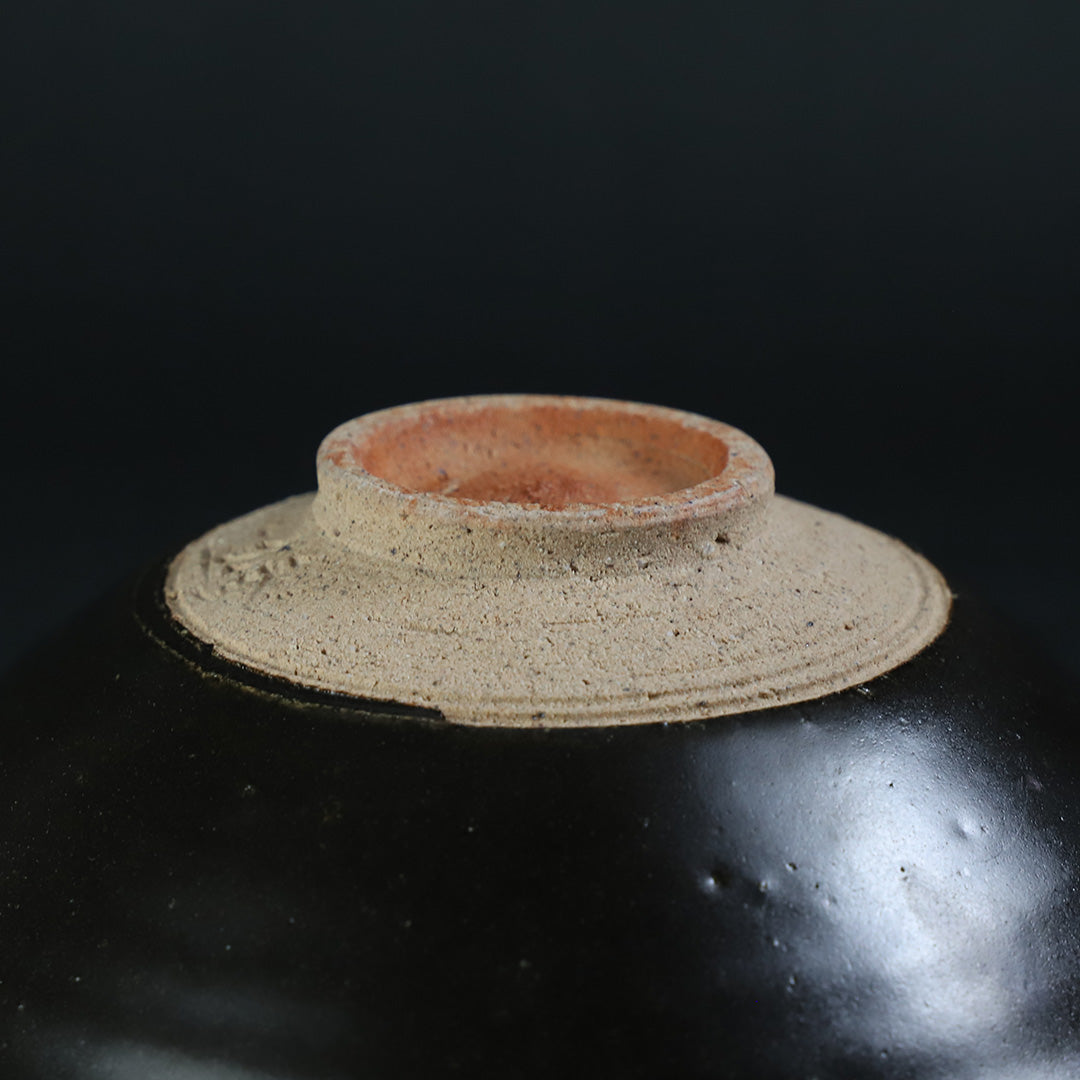 岡本修一 作 黒唐津輪花皿 – ギャラリー一番館オンラインショップ