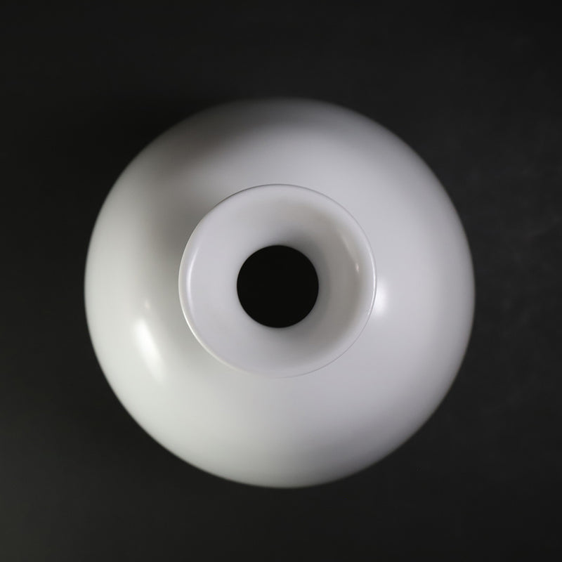 White porcelain vase by Seigo Nakamura