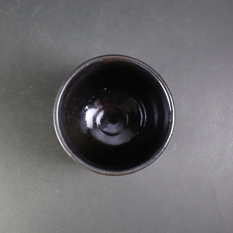 十四代中里太郎右衛門　作　唐津墨雲掻落し猪口　No.89