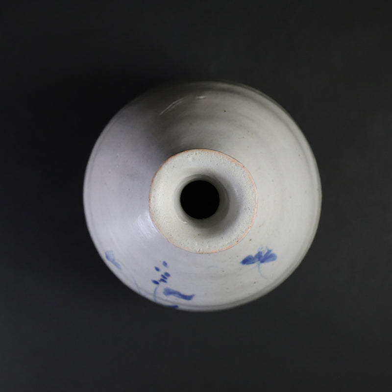 Maruta Soichi Gallery Blue and white sake bottle 1