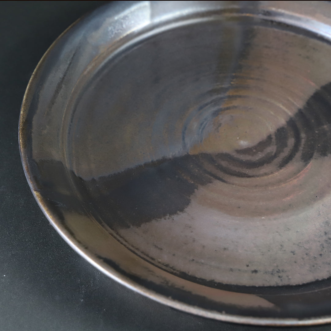 土屋由起子 作 窯変黒唐津平皿1 – ギャラリー一番館オンラインショップ