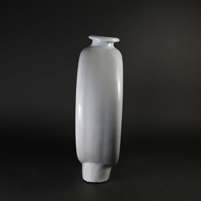 Blue and white porcelain vase by Kenta Nakazato