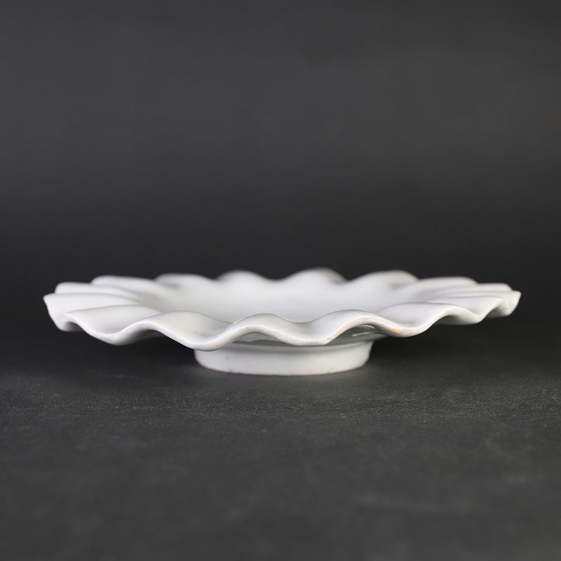 White porcelain edge wave plate set by Soichiro Maruta