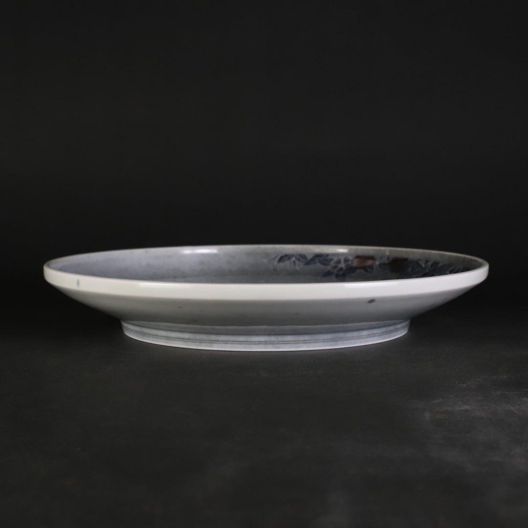 14代今泉今右衛門　色絵薄墨墨はじき早池峰薄雪草文洋皿×２枚（共箱） 14代今泉今右衛門 色絵薄墨墨はじき早池峰薄雪草文洋皿×2枚（共箱