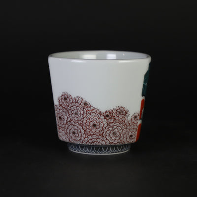 A sake cup with a snowflake design and a camellia motif, made by the 14th generation Imaizumi Imaemon