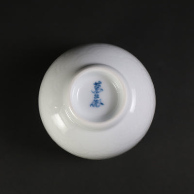Manji Inoue's work, white porcelain sake cup with blue sea wave pattern (large)