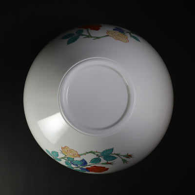 A vase with a rose motif made by the 15th generation Sakaida Kakiemon