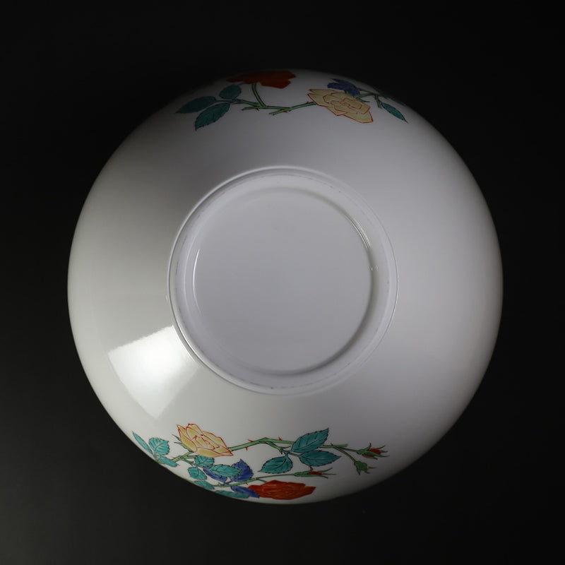 A vase with a rose motif made by the 15th generation Sakaida Kakiemon