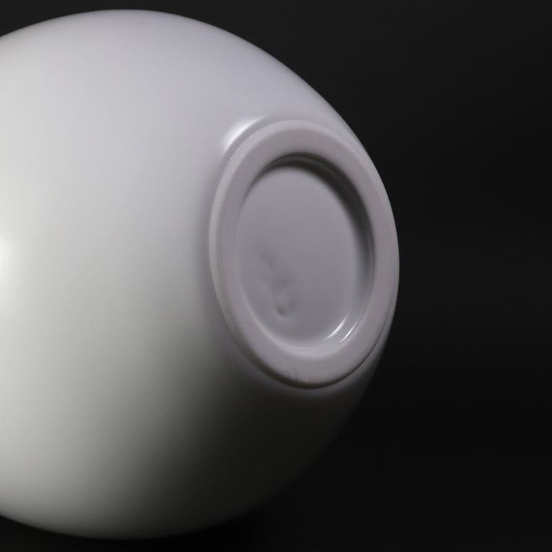 White porcelain vase by Seigo Nakamura