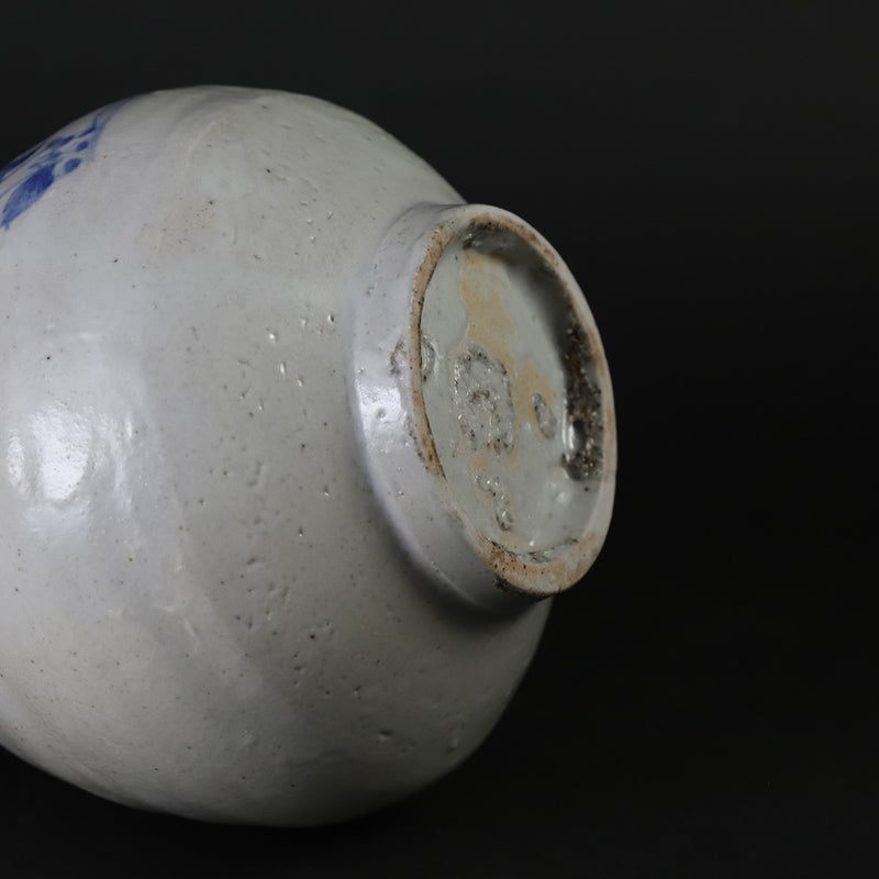 Maruta Soichi Gallery Blue and white sake bottle 1