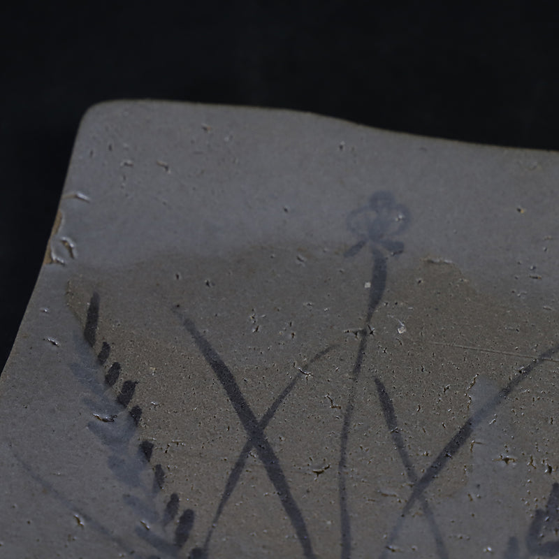 Painted Karatsu plate by the 14th generation Nakazato Tarouemon