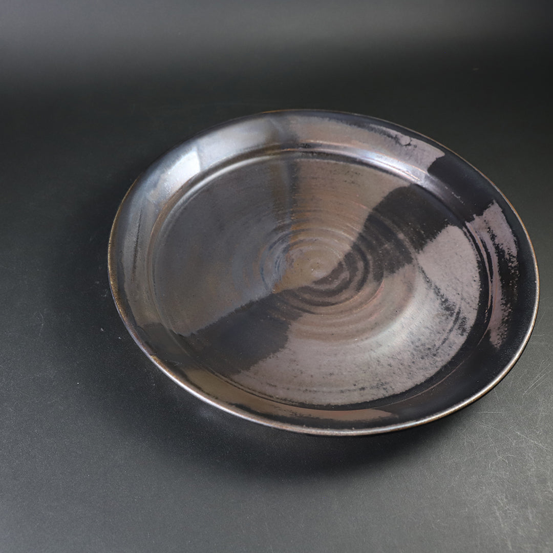 土屋由起子 作 窯変黒唐津平皿1 – ギャラリー一番館オンラインショップ