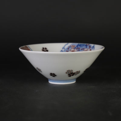 A colored, indigo-colored, ink-splattered, floral design cup by the 14th generation Imaizumi Imaemon