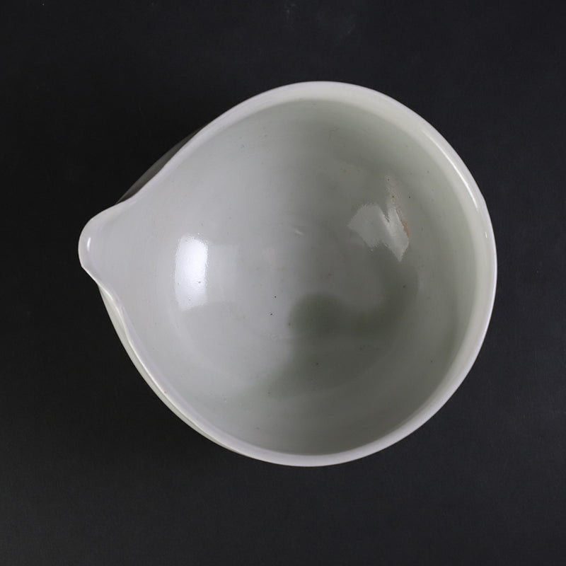 秋田菫　作　白瓷片口