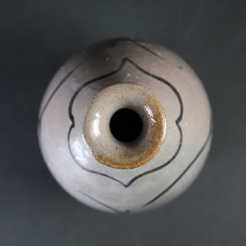 Painted Karatsu sake bottle by the 14th generation Nakazato Tarouemon